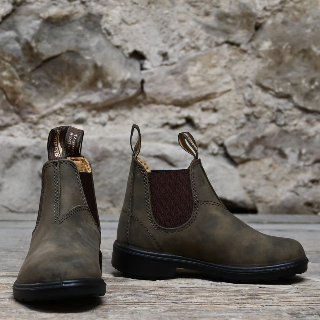 Youth Blundstone Slip On Chelsea boot in rustic brown leather with elastic sides and pull tabs