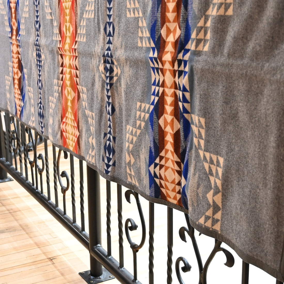 Pendleton – Wyeth Trail Queen Blanket in Smith Rock