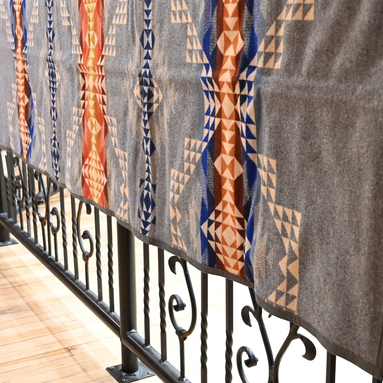 Pendleton – Wyeth Trail Queen Blanket in Smith Rock