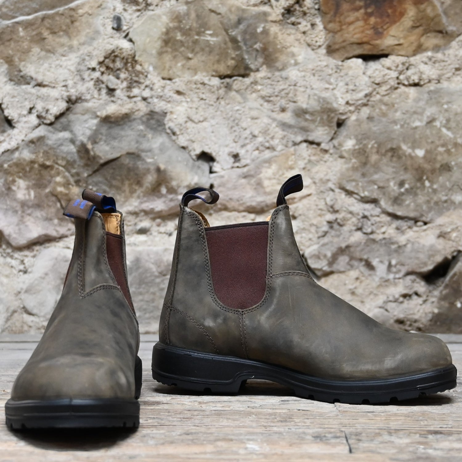 Blundstone Slip On waterproof Chelsea boot in rustic brown leather with Thinsulate lining and elastic side panels