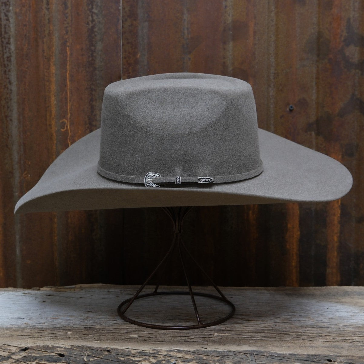 Serratelli 6X Latigo Brick Shovel in Dirt