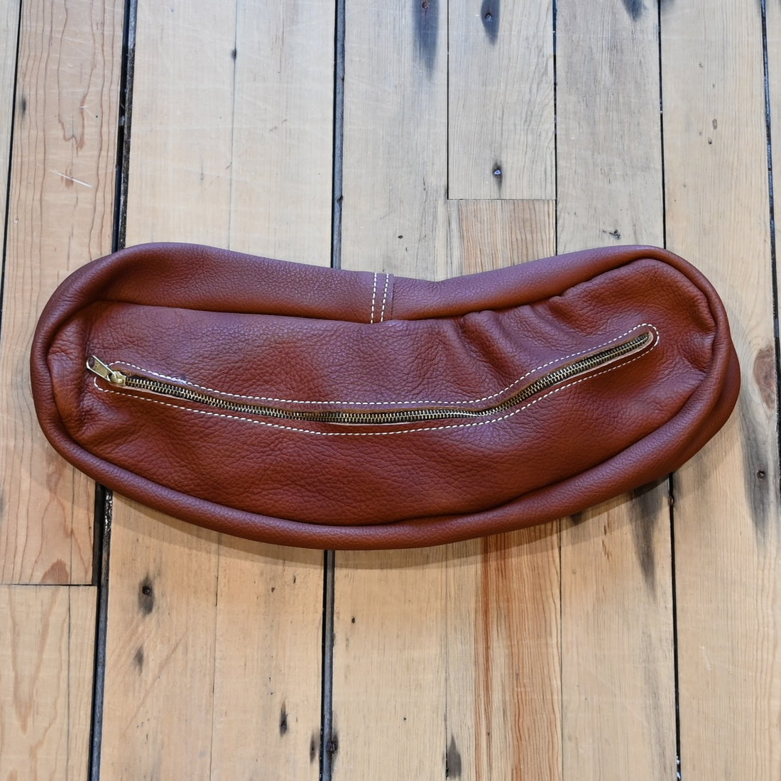 View of Berlin Custom Leather chap leather cantle bag with brass zipper and saddle loops