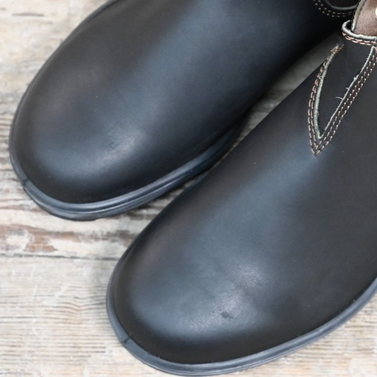 Blundstone Slip On Chelsea boot in stout brown leather with elastic side panels and pull tabs