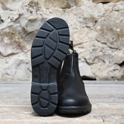 Blundstone Slip On Chelsea boot in premium black leather with elastic sides and pull tabs