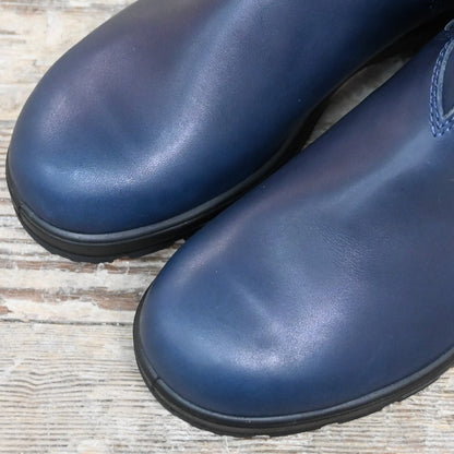 Blundstone Classic Chelsea boots in navy leather with elastic side panels and pull tabs