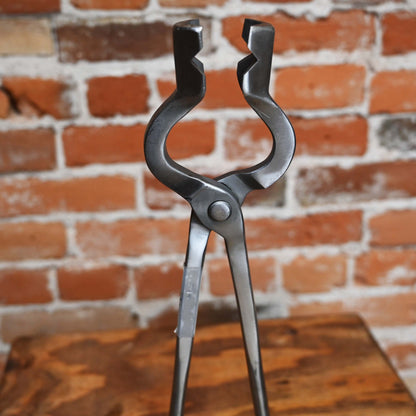 NC 3/4 V Bit Bolt Tongs close up