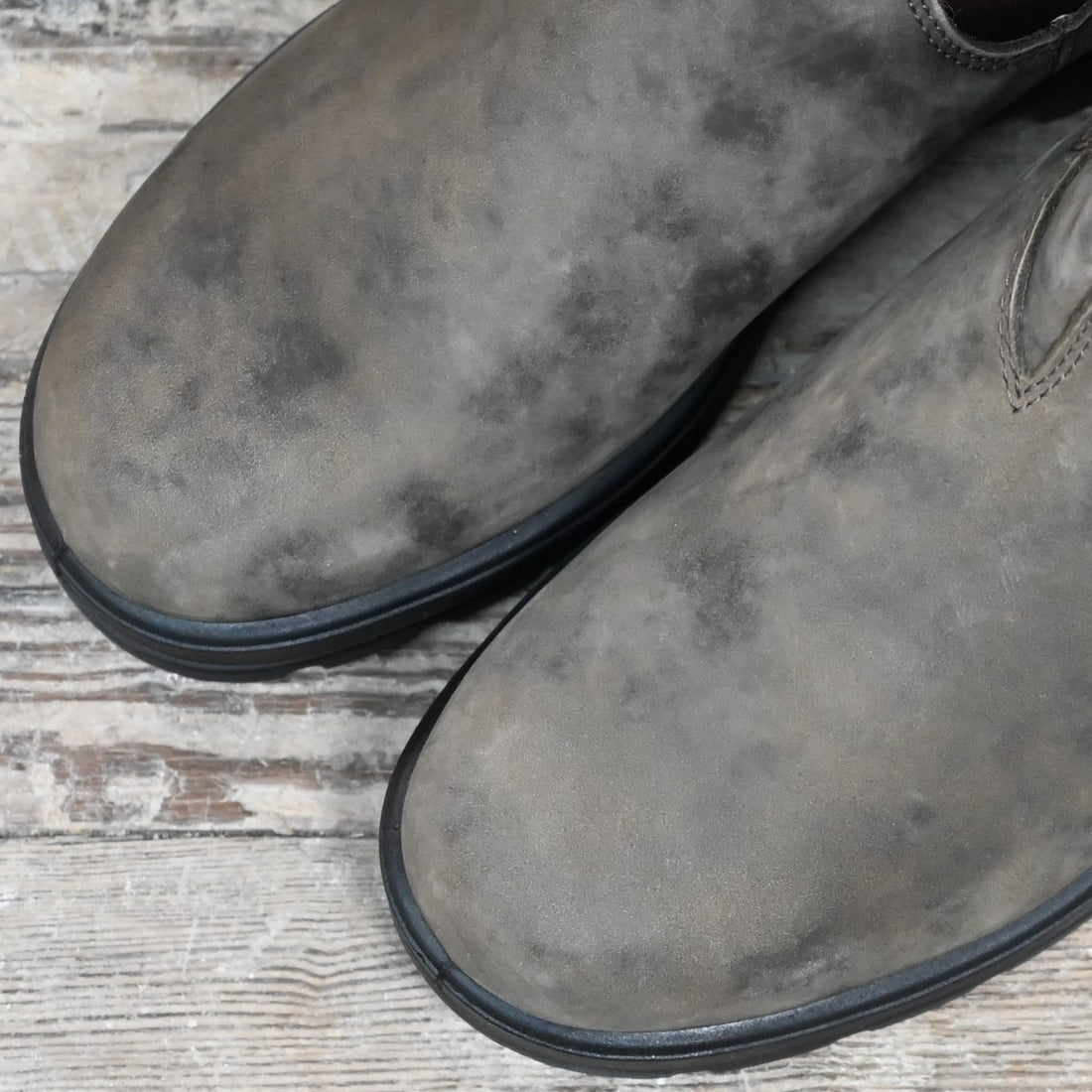 Blundstone Slip On waterproof Chelsea boot in rustic brown leather with Thinsulate lining and elastic side panels