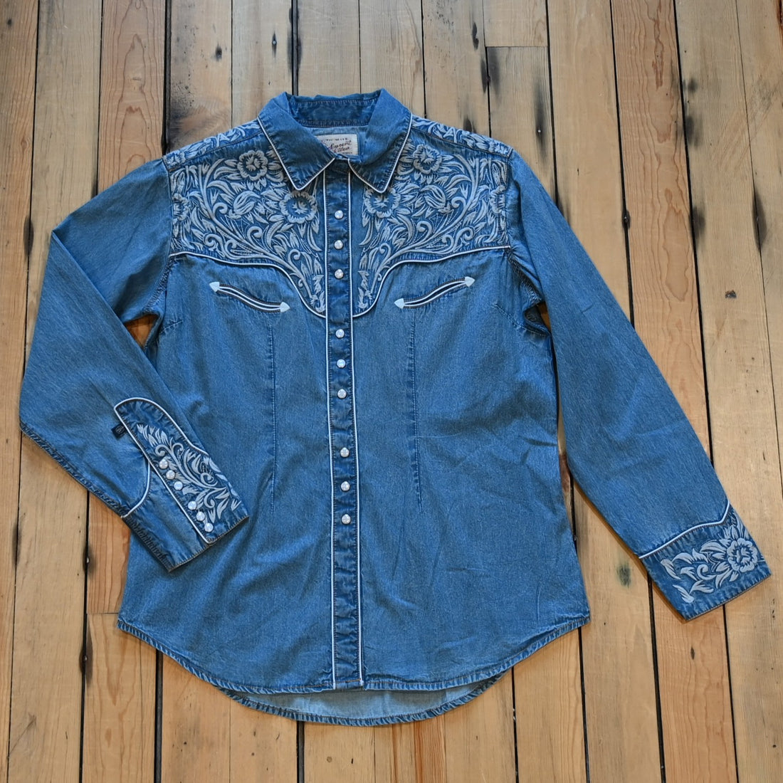 Ladies vintage stonewashed denim Western shirt with embroidered floral design and red piping