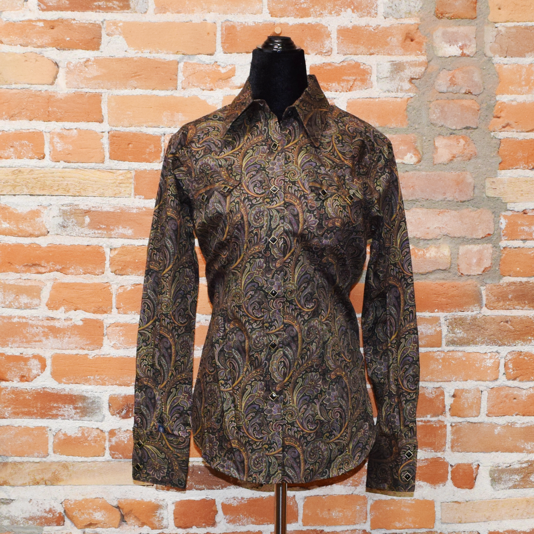View of Rockmount women’s paisley cotton Western shirt with sawtooth pockets and diamond snap closures