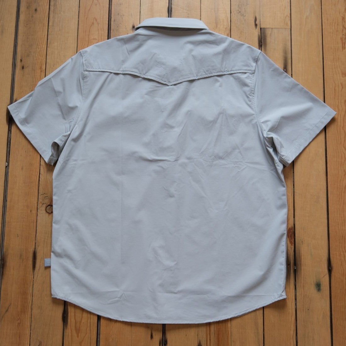 Howler Brothers Emerger Tech Shirt in Cloud grey with a vented back and snap pockets.