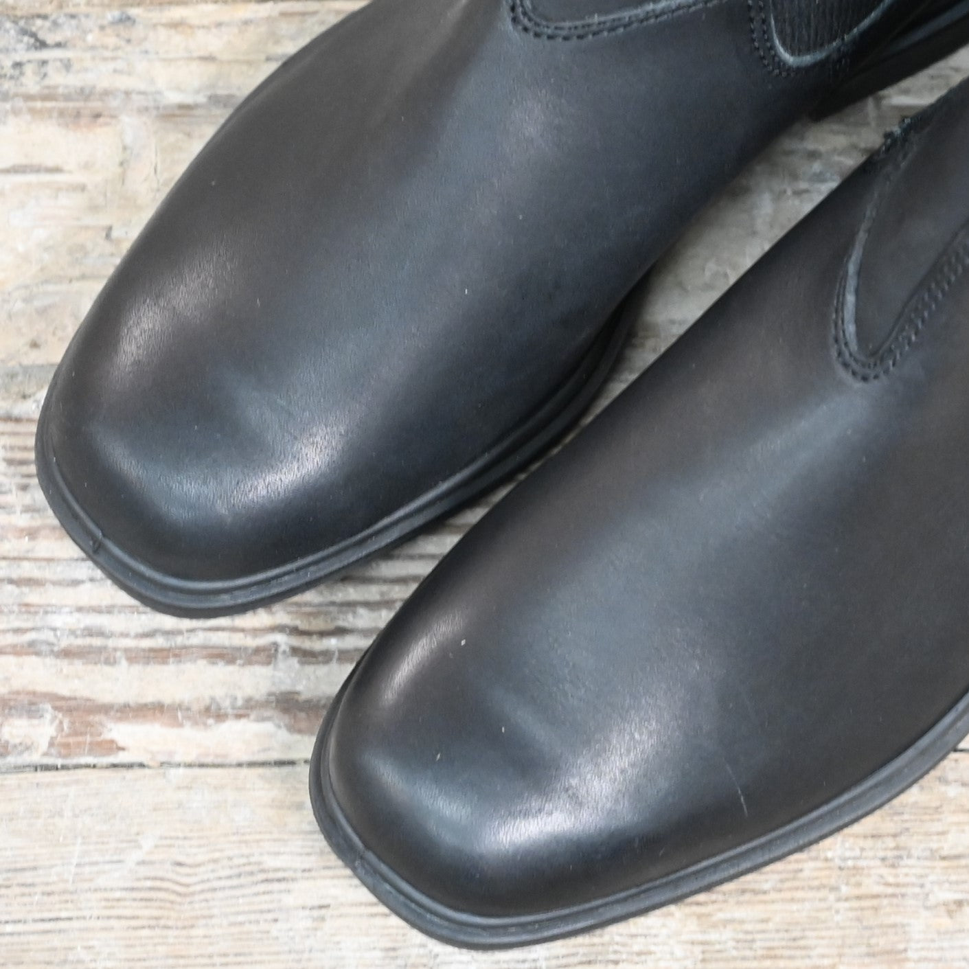 Blundstone men’s slip-on dress boot in premium black leather with chisel toe and elastic side panels