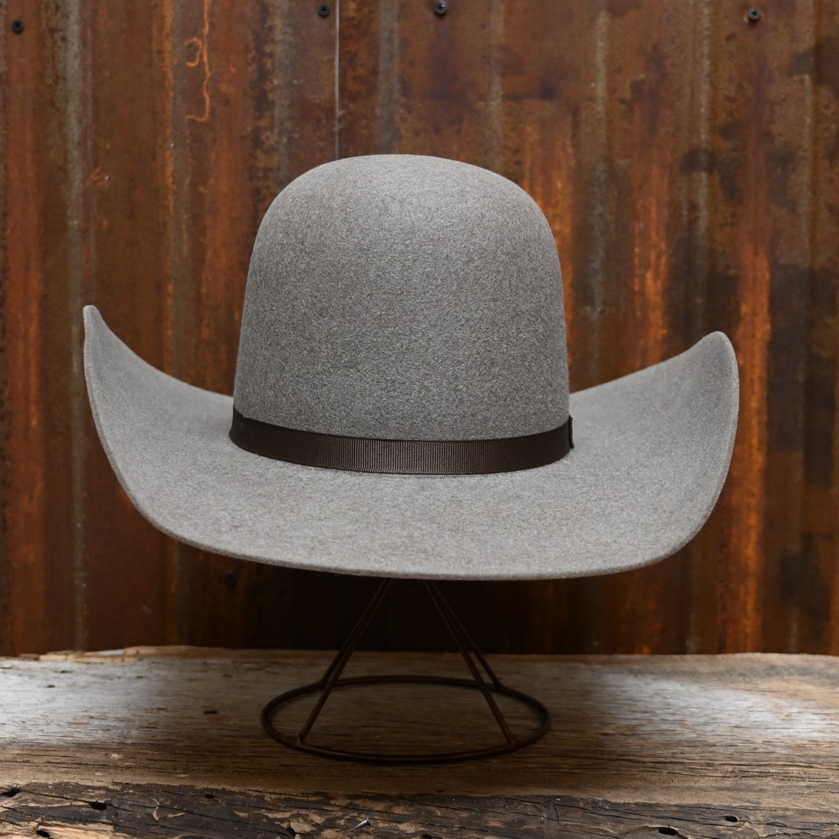 Serratelli 8x Open Crown Shovel in Dirt with Bound Edge