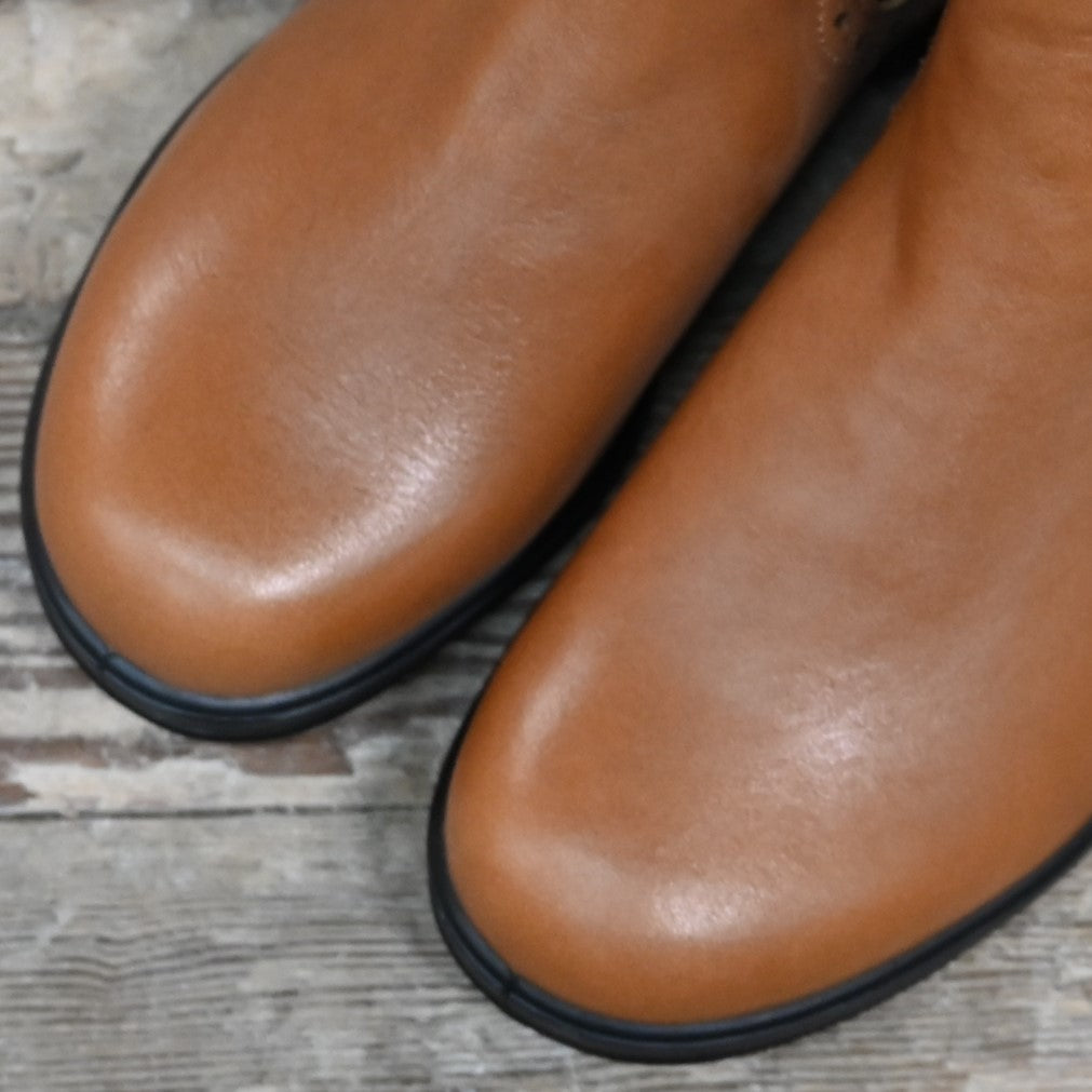 Blundstone Slip On Chelsea boot in camel leather with elastic side panels and pull tabs