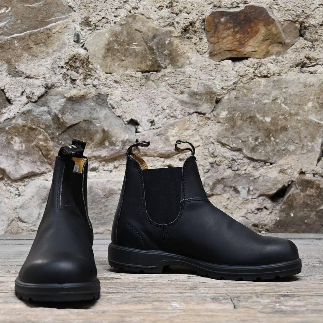 Blundstone Slip On Chelsea boot in black premium leather with elastic sides and pull tabs