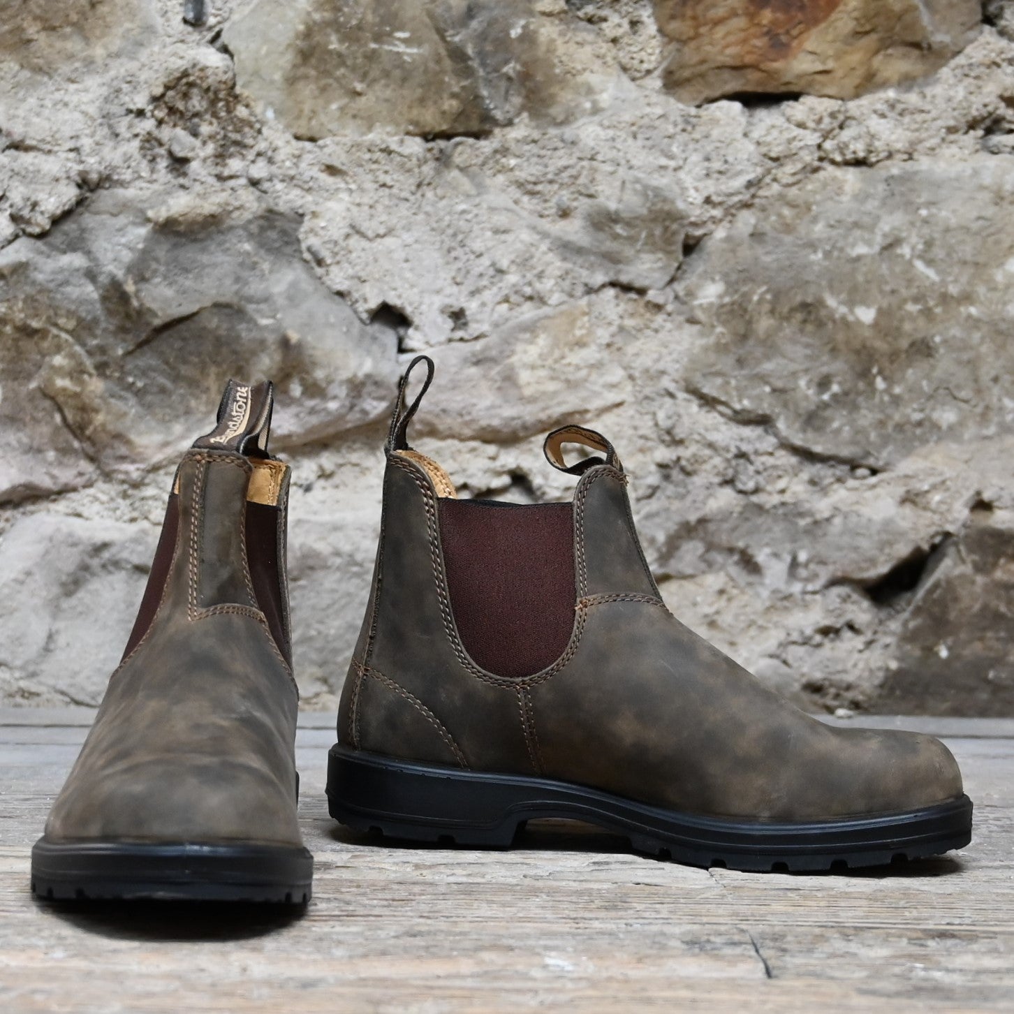 Blundstone Slip On Chelsea boot in rustic brown premium leather with elastic sides and pull tabs