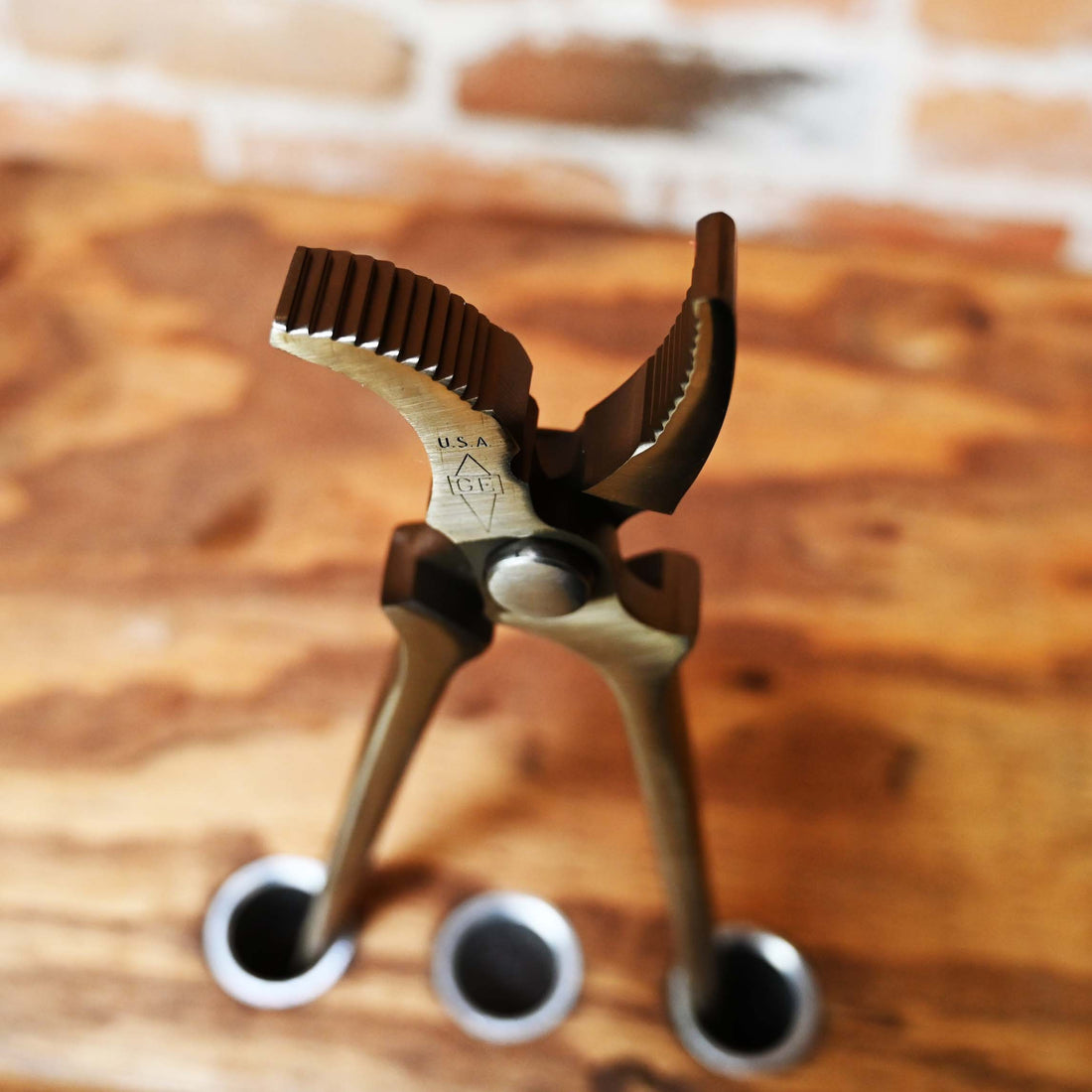 Low Nail Curved Jaw Clincher