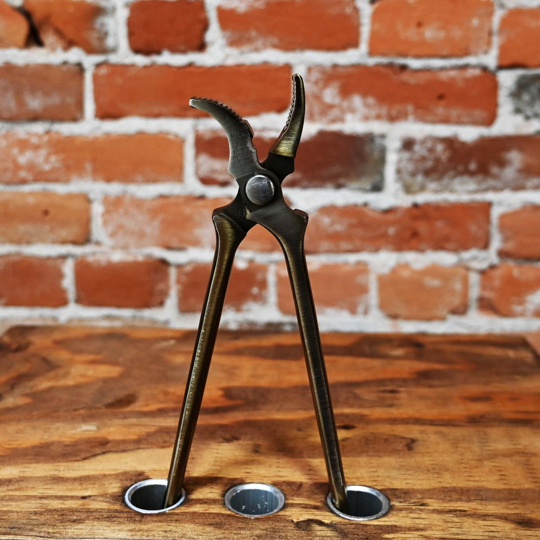 Low Nail Curved Jaw Clincher